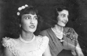 Musical "China Doll" Marie Talens en Nellie van Brussel, ca 1950 (archief fam D. Apon-van Brussel, Paramaribo)