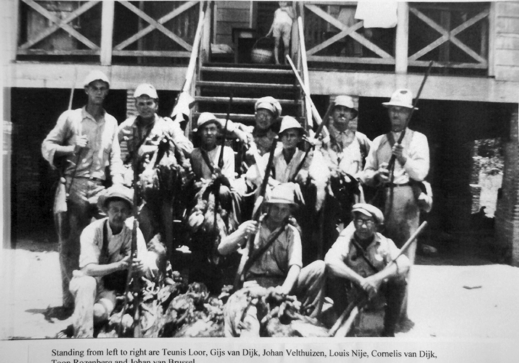 Staande v.l.n.r.: Teunis Loor, Gijs van Dijk, Johan Velthuizen, Louis Nije, Cornelis van Dijk, Toon Rozenberg en Johan van Brussel. Knielend: Henderijkes Loor, Paul Loor, meneer Hiemcke (geen boer) foto archief Jan Rozenberg