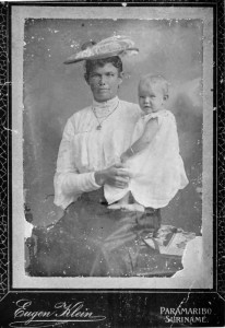 Johanna Carolina Overeem met dochter Elisabeth Maria van Brussel