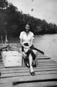 Joke Rozenberg op de barkas op de Matapicarivier, ca 1950 Deze barkas en alle andere roeiboten waren gebouwd door Donkla foto Archief Jan Rozenberg