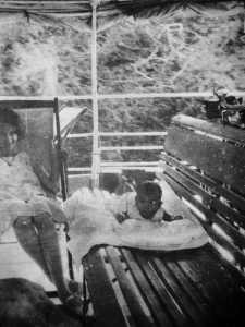 Moeder Marie Rozenberg - van Brussel en Joke op de passagiersboot op de Cotticarivier, 1931 foto archief Jan Rozenberg
