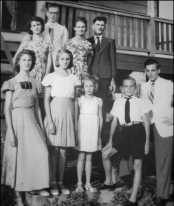 Achter, vlnr.: Joan & Frans Knoflook - Rozenberg, Marie & Toon Rozenberg - van Brussel, Voor: Liesbeth, Ine, Henriette, Cor en Jan Rozenberg. foto ca. 1950, archief Jan Rozenberg