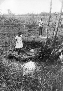 Vissen bij oom Shelly van Dijk op Garnizoenspad, ca 1968 (archief fam D. Apon-van Brussel, Paramaribo)